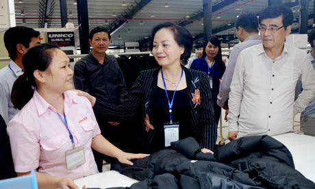 Đồng chí Phạm Thị Thanh Trà - Uỷ viên Ban Chấp hành Trung ương Đảng, Bí thư Tỉnh ủy thăm hỏi tình hình đời sống công nhân tại Công ty Unico Global-Yên Bái